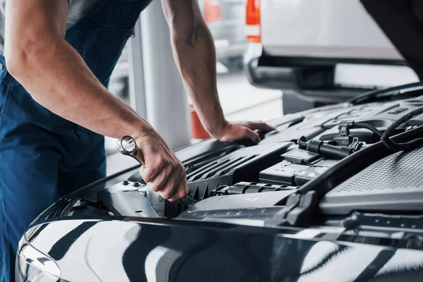 Mãos Mecânicas Que Verificam Utilidade Carro Capuz Aberto Perto — Fotografia de Stock