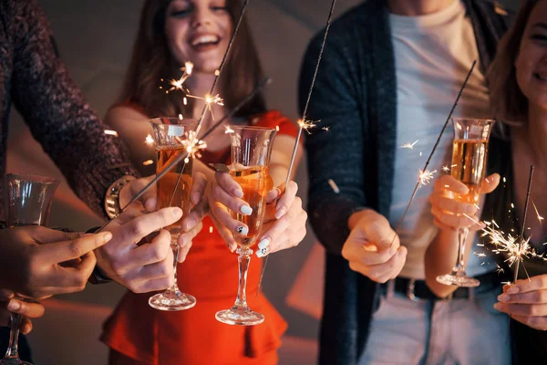 Kardan adam ve şampanyayla eğlenen bir grup arkadaşın olduğu bir fotoğraf. - Mutlu yıllar. Kapat.