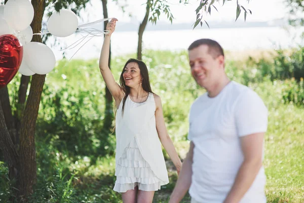 Feliz Joven Pareja Embarazada Abrazándose Naturaleza Momentos Románticos —  Fotos de Stock