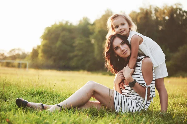Mãe Feliz Filha Abraçando Parque Sol Fundo Verão Brilhante Ervas — Fotografia de Stock