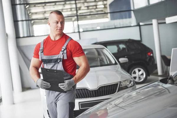 Bel Giovanotto Parla Una Concessionaria Auto Riparando Auto Officina — Foto Stock