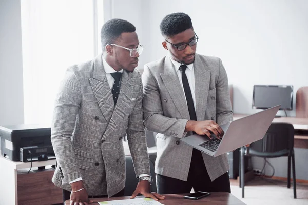 Hombre Negocios Moderno Trabajo Dos Personas Negocios Confiados Formalwear Discutir — Foto de Stock