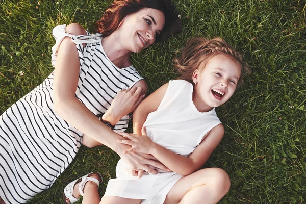 Jouer Sourire Vue Dessus Des Enfants Mère Allongés Sur Herbe — Photo