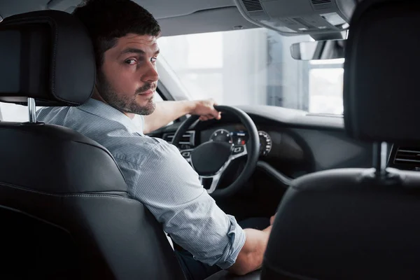 Joven Sienta Coche Recién Comprado Sosteniendo Sus Manos Timón — Foto de Stock