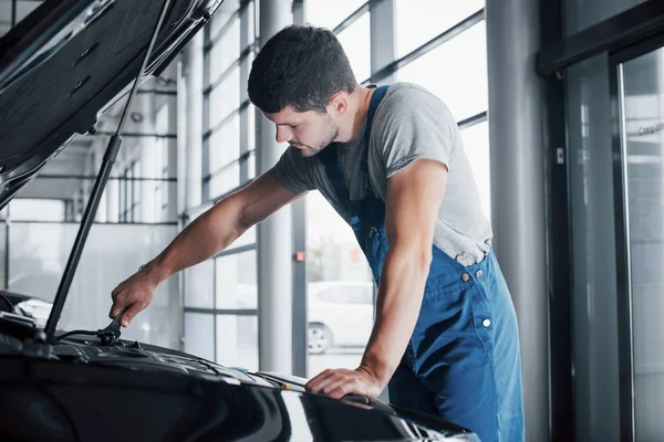 Manos Mecánicas Comprobando Capacidad Servicio Del Coche Capó Abierto Cerca — Foto de Stock