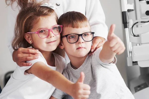 Médica Abraça Seus Pequenos Pacientes Óculos São Perfeitamente Selecionados — Fotografia de Stock