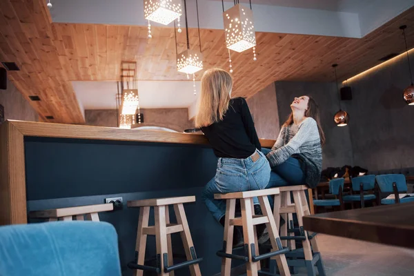 Due Amici Che Godono Caffè Insieme Una Caffetteria Mentre Siedono — Foto Stock