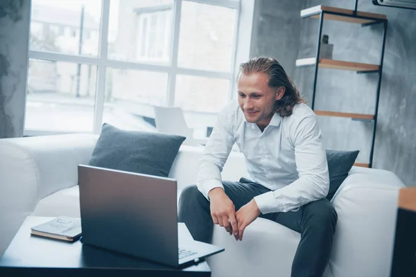 Businessman Sitting Front Laptop Smiling — Stok fotoğraf