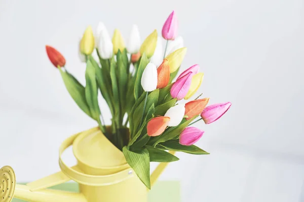 Gele Trechter Met Kleine Gekleurde Bloemen Tulpen Bruisende Lentebloemen — Stockfoto
