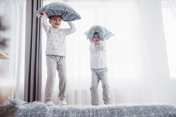 Šťastné Děti Hrají Bílé Ložnici Malý Chlapec Dívka Bratr Sestra — Stock fotografie