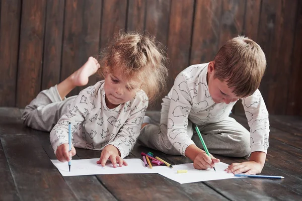 Kinder Liegen Schlafanzug Auf Dem Boden Und Zeichnen Mit Bleistiften — Stockfoto