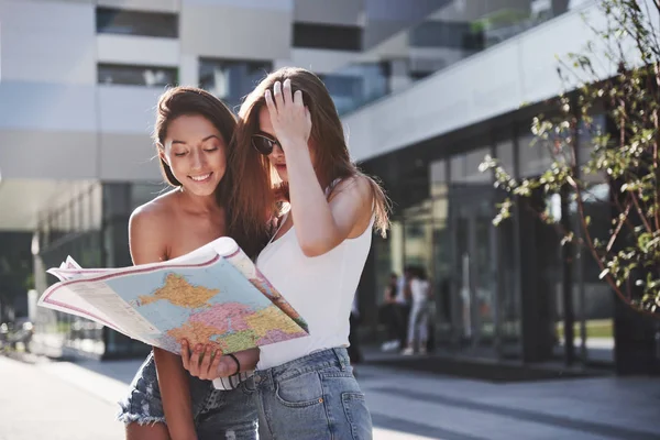 Chicas Jóvenes Leyendo Mapa Ciudad Busca Hotel Preciosos Turistas Con — Foto de Stock