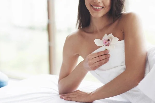 Mulher Corpo Bonito Com Orquídea Flor Branca Cuidado Corpo — Fotografia de Stock