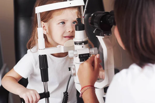 Olha Frente Menina Tem Teste Para Seus Olhos Com Aparelho — Fotografia de Stock