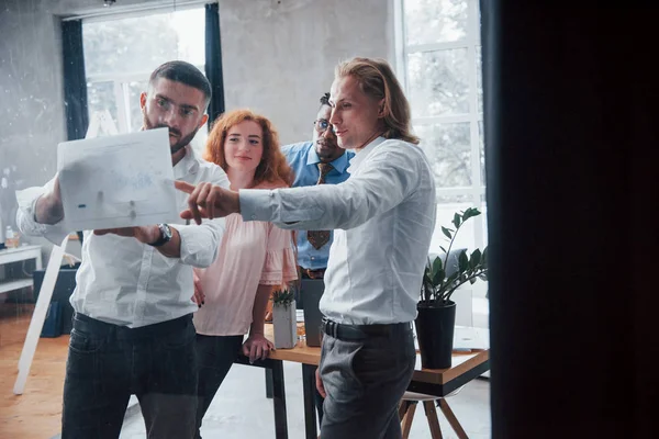 Sentirse Satisfecho Equipo Multirracial Joven Desgaste Oficial Oficina Mirando Lista — Foto de Stock