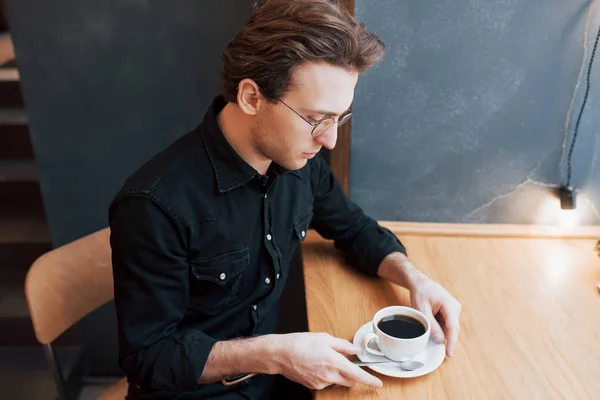 Tişörtlü Yakışıklı Adam Elinde Çatalla Kafede Yemek Yiyor Gülümsüyor — Stok fotoğraf