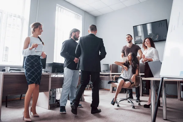 Grupo Empresários Comemorando Divertindo Escritório — Fotografia de Stock