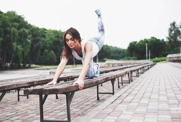 Красивая Брюнетка Спортсменка Выполняет Упражнения Свежем Воздухе — стоковое фото