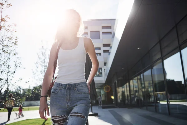 美丽的女孩 背着背包 在阳光灿烂的早晨沿着城市街道散步 — 图库照片