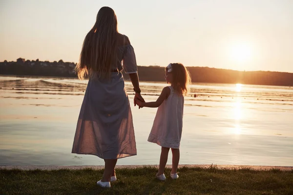 Mom Plays Her Baby Holidays Ocean Silhouettes Sunset — Stock Photo, Image