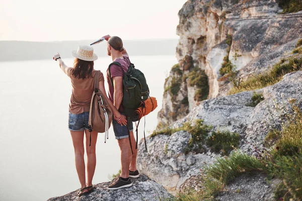 Két Turista Férfi Hátizsákkal Áll Szikla Tetején Élvezi Napfelkeltét Utazó — Stock Fotó