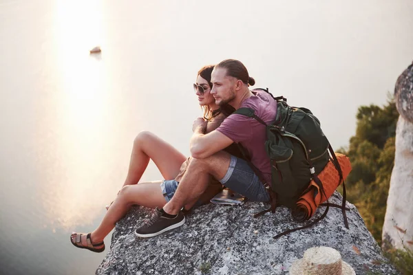 Umarmendes Paar Mit Rucksack Auf Einem Felsen Sitzend Und Blick — Stockfoto