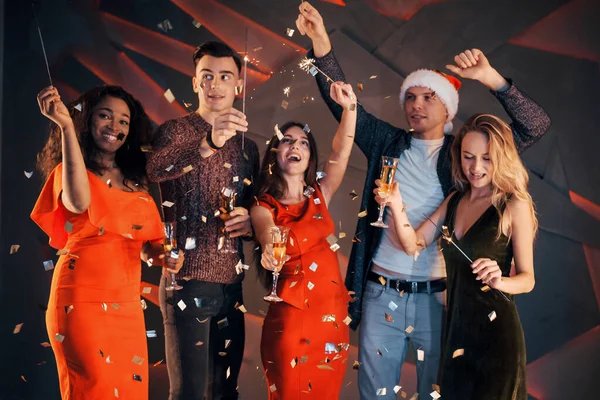 Grupo Amigos Estão Divertindo Belos Vestidos Chiffon Com Champanhe Confete — Fotografia de Stock