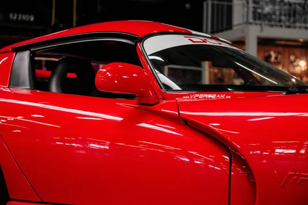 2018年10月16日 ドイツ シンハイム テクニック博物館 室内に立つスポーツカー 洗練された赤い色の表面 — ストック写真