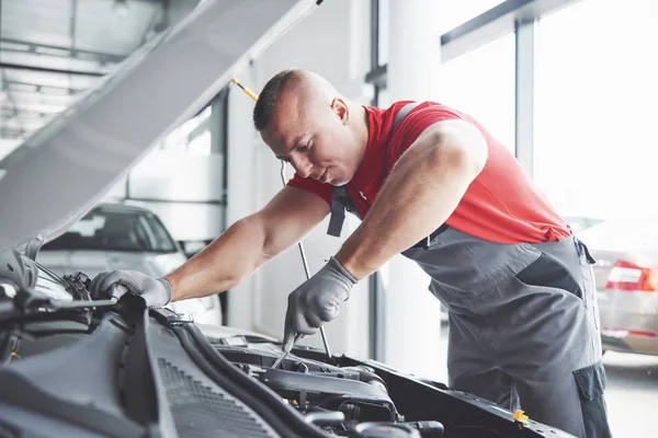 Bild Zeigt Einen Muskulösen Autoservice Mitarbeiter Der Ein Fahrzeug Repariert — Stockfoto