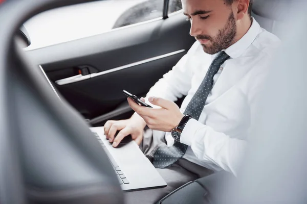 Giovane Uomo Affari Che Lavora Computer Portatile Parla Telefono Mentre — Foto Stock