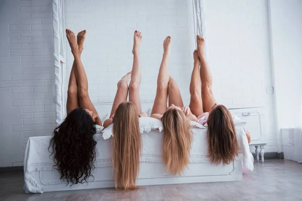 Dormitorio Blanco Cuatro Mujeres Jóvenes Con Buena Forma Corporal Tumbadas —  Fotos de Stock