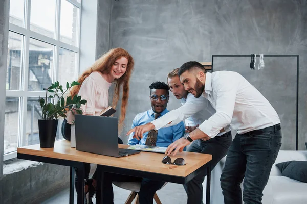 Qué Resultados Tan Increíbles Grupo Trabajadores Oficina Multirraciales Ropa Formal — Foto de Stock