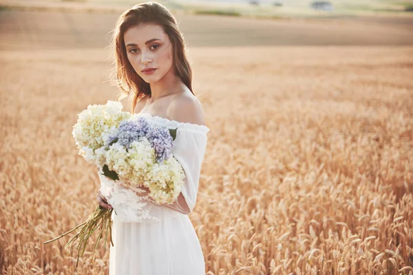 Günbatımında Buğday Tarlasında Koşan Beyaz Elbiseli Güzel Kız — Stok fotoğraf