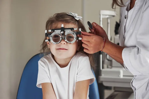 Timido Bambina Occhiali Seduta Clinica Con Gli Occhi Testati — Foto Stock