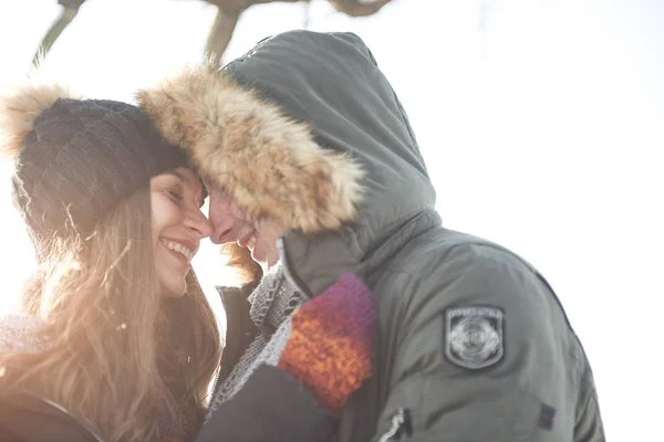 Happy Νεαρό Ζευγάρι Στο Χειμερινό Πάρκο Έχοντας Fun Family Εξωτερικούς — Φωτογραφία Αρχείου