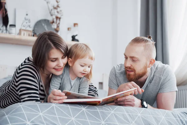 Far Mor Och Dotter Läsa Barnbok Soffa Vardagsrummet Glad Stor — Stockfoto