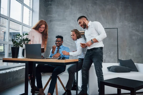 Otra Victoria Para Este Equipo Grupo Trabajadores Oficina Multirraciales Ropa — Foto de Stock