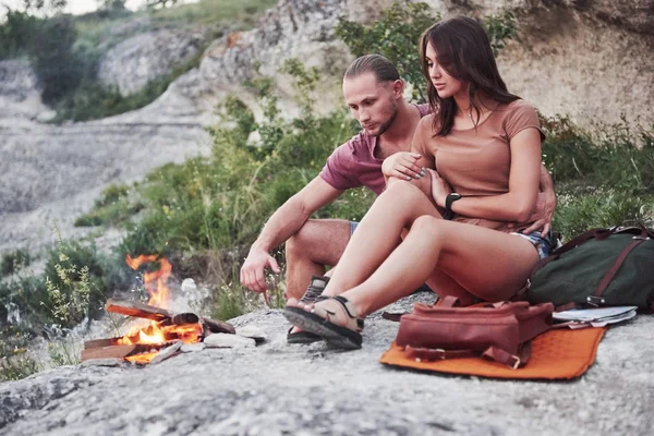 Abrazando Pareja Con Mochila Sentada Cerca Del Fuego Cima Montaña —  Fotos de Stock