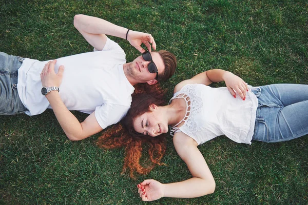 Pareja Alegre Tendida Hierba Jóvenes Aire Libre Felicidad Armonía — Foto de Stock