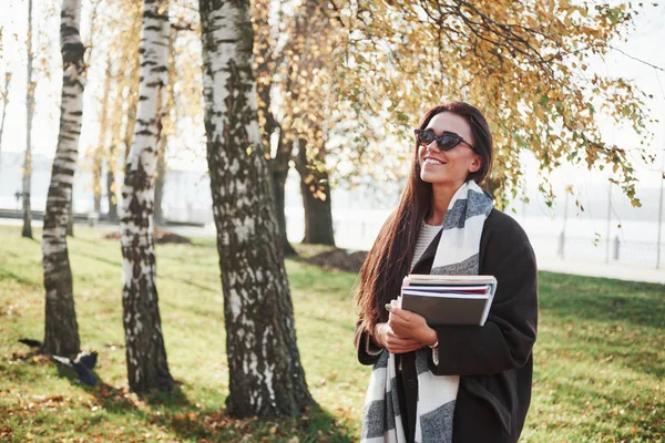 Cieszący Się Naturą Ciepłymi Dniami Młoda Uśmiechnięta Brunetka Okularach Przeciwsłonecznych — Zdjęcie stockowe