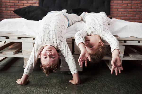 Šťastné Děti Hrají Černé Ložnici Malý Chlapec Dívka Bratr Sestra — Stock fotografie