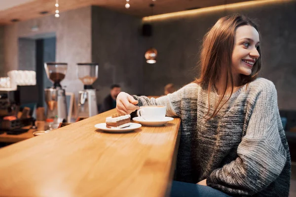 Mujer Joven Bonita Sentada Café Con Una Taza — Foto de Stock