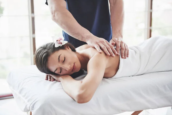 Mulher Bonita Deitada Mesa Massagem Spa — Fotografia de Stock