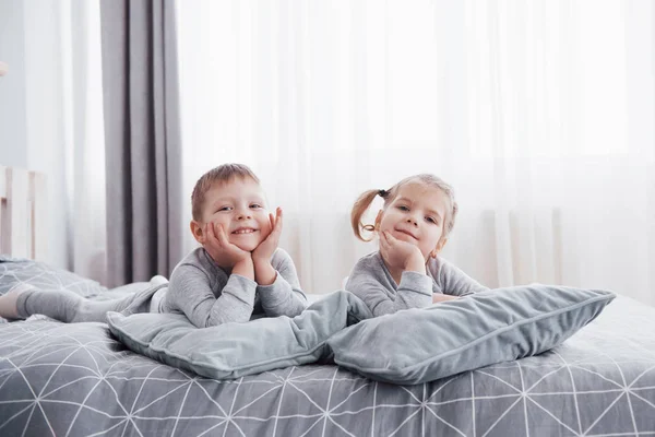 Beyaz Yatak Odasında Oynayan Mutlu Çocuklar Küçük Çocuk Kız Kardeşi — Stok fotoğraf