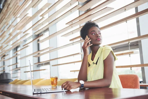 Young Beautiful African American Business Woman Talking Phone While Working — Stock Photo, Image