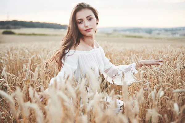 Beyaz Bir Elbise Içinde Buğday Mükemmel Bir Stil Yaşam Tarzı — Stok fotoğraf