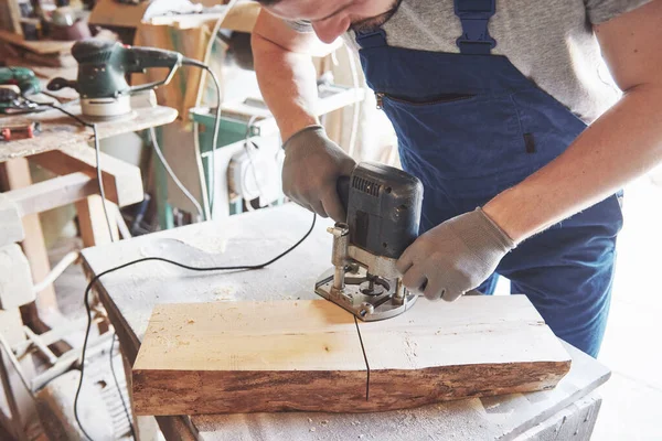 Portret Van Een Timmerman Werkkleding Werkplaats Van Meubelmaker — Stockfoto