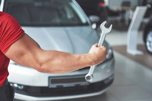 Garajında Ngiliz Anahtarı Olan Araba Tamircisinin Elleri — Stok fotoğraf