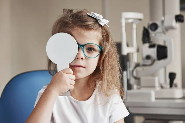 Blick Die Kamera Kind Mit Neuer Blauer Brille Arztpraxis Schließt — Stockfoto