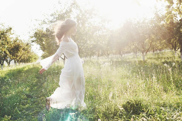 Vacker Ung Kvinna Bär Elegant Vit Klänning Och Njuter Vacker — Stockfoto